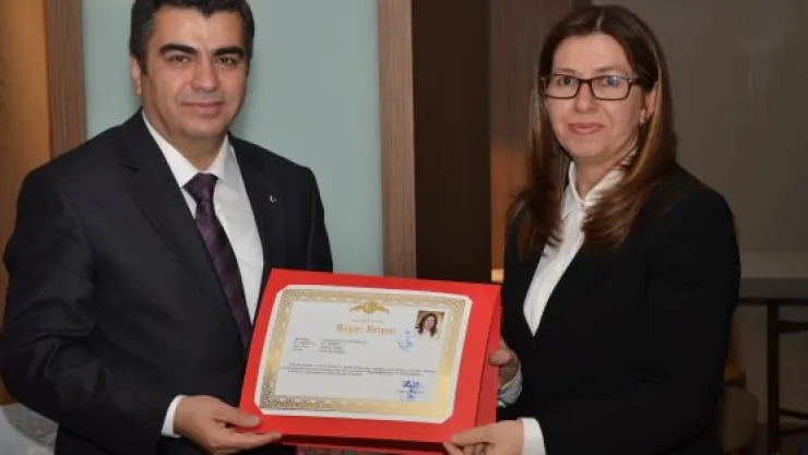 VALİ DÜZGÜN, VALİ YASEMİN ÇETİNKAYA ONURUNA VEDA YEMEĞİ DÜZENLEDİ