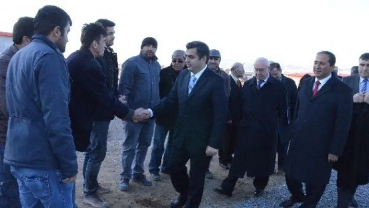Vali Düzgün 'mülteci Ve Sığınmacılar Kabul Ve Geri Gönderme Merkezi' İnşaatında İncelemelerde Bulundu 