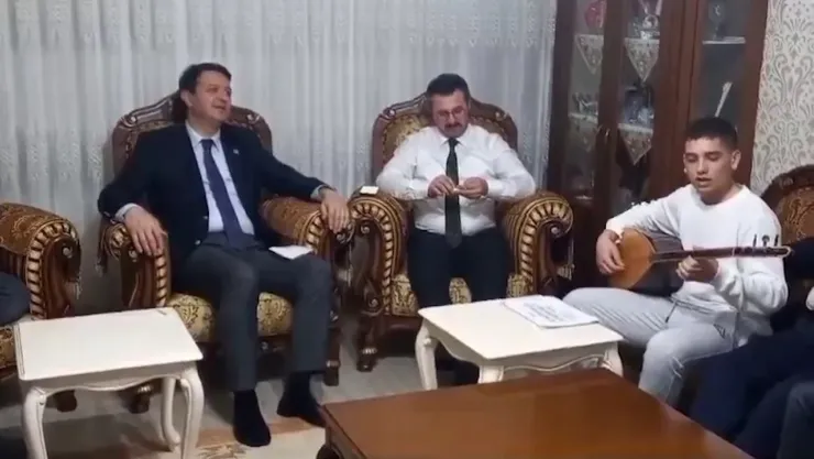 Vatandaştan Mahmut Arıkan'a türkü dinletisi