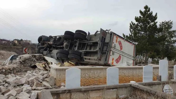 Virajı alamayan tır mezarlığa devrildi: 1 yaralı