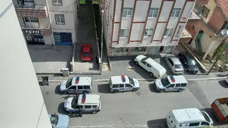Yabancı uyruklu şahsın önce arabasını taşladı, sonra da bıçaklayıp öldürdü
