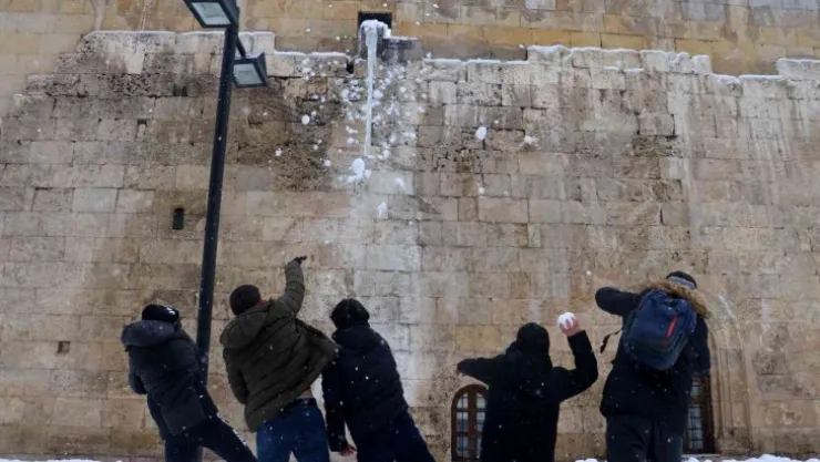 Yağan karı eğlenceye dönüştürdüler