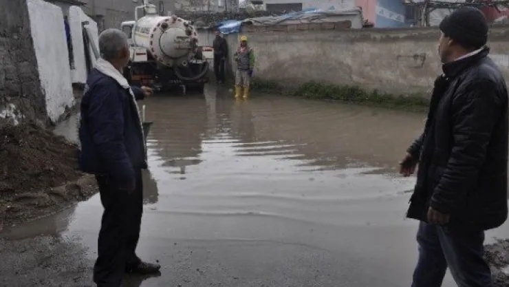 Yağmur Yağdı, Rögar Taştı 