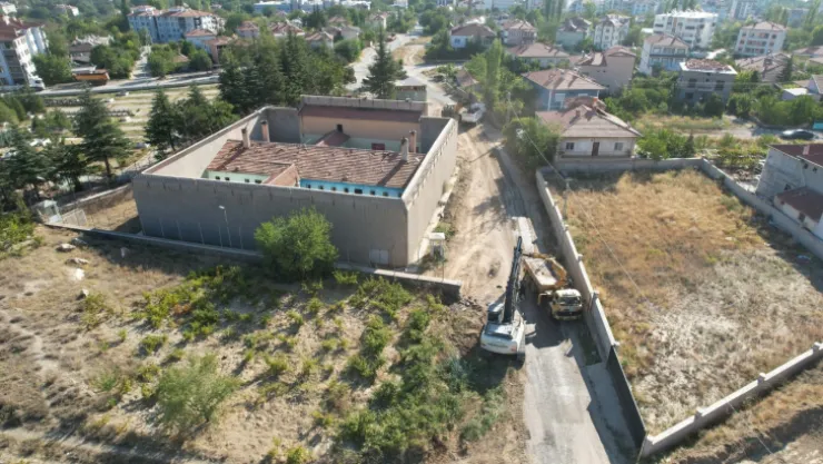 Yahyalı'da cezaevi yol genişletme ve çevre düzenleme çalışmaları devam ediyor