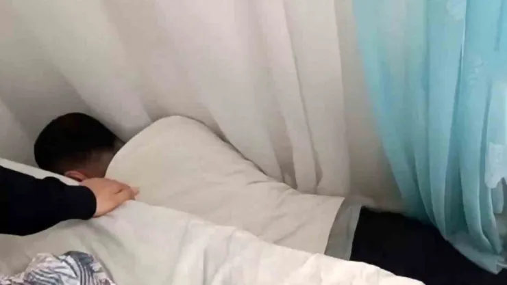 Yakalanmamak için baza ile duvar arasına saklandı