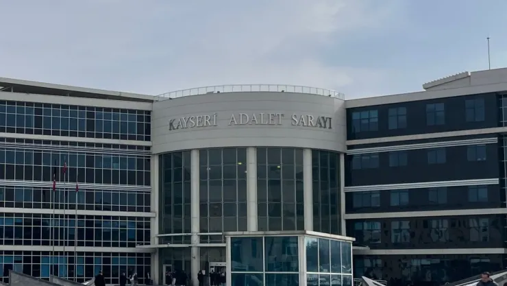 Yakınlarının evini kurşunlayan şahıs suçlamayı reddetti