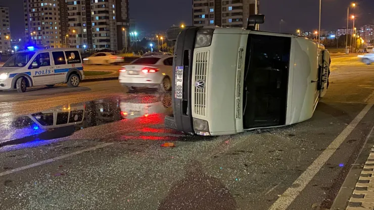 Yavuzlar Mahallesi'nde otomobil ile işçi servisi kaza yaptı: 3 kişi yaralandı.n