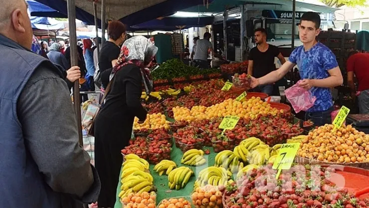 Yaz meyveleri pazar tezgahlarında yerini aldı