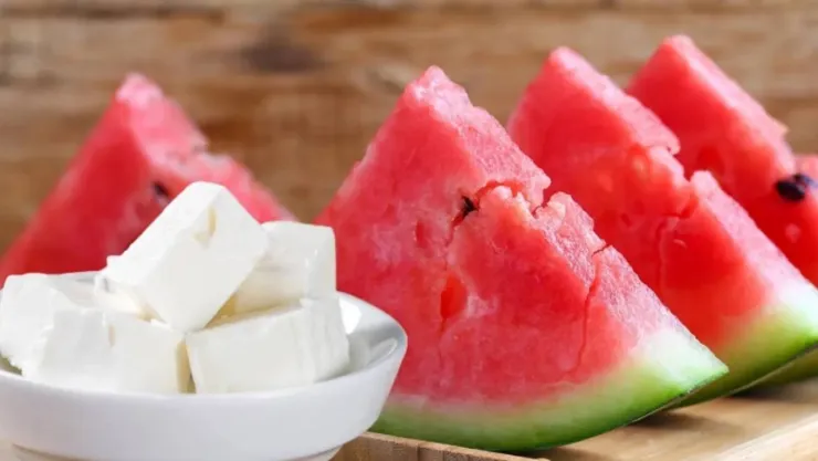 Yazın Serinleten İkilisi: Öğle Öğününde Karpuz ve Peynirle Hafif Beslenme