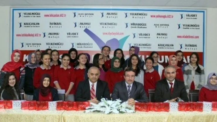 Yelkenoğlu, Başarılı Öğrencilerini Tabletle Ödüllendirdi