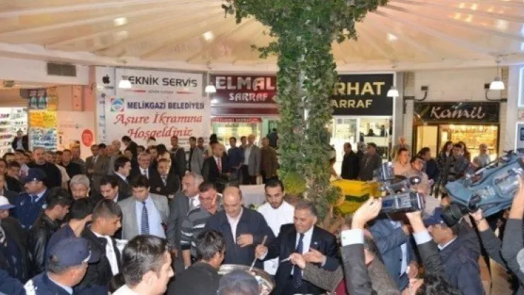 Yeraltı Çarşısında Başkanların 3 Bin Kişilik Aşure İkramı 