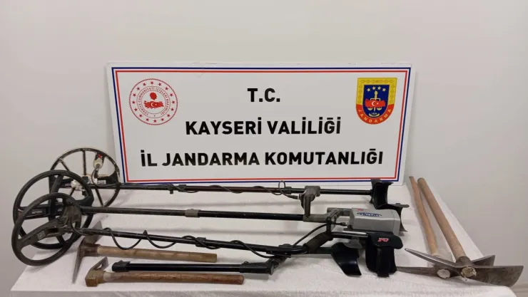 Yeşilhisar'da izinsiz kazıya suç üstü: 4 gözaltı