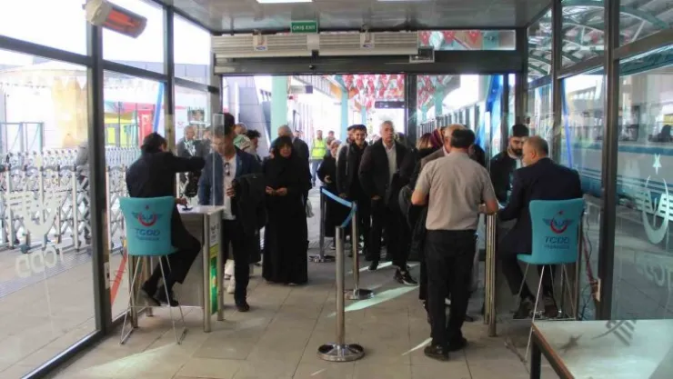 YHT ilk sivil seferine tam kapasite çıktı