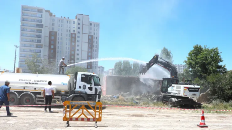 Yıldırım Beyazıt Mahallesi'nde Gecekondular Yıkılıp Park Yapılıyor
