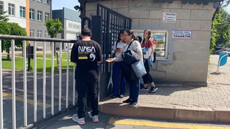 YKS'de ilk oturum başladı, sınava geç gelenler 1 dakika ile 1 yıl kaybetti