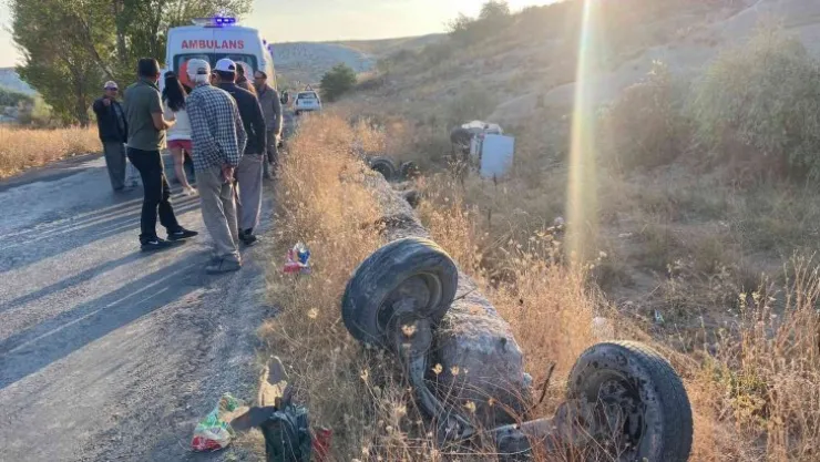 Yol kenarına uçan aracın tekerlekleri koptu: 2 yaralı