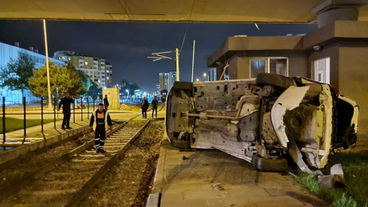Hemzemin geçitte tren otomobili devrildi: 1 yaralı