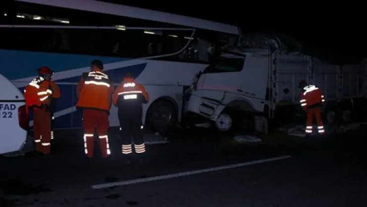 Yolcu otobüsü ile kamyon çarpıştı: 16 yaralı