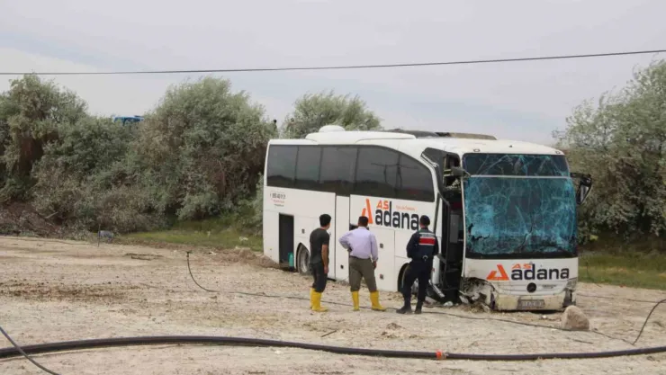 Yoldan çıkan yolcu otobüsü tarlaya girdi: 4 yaralı