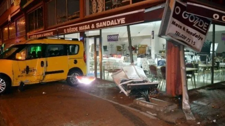 Yoldan Çıkan Taksi İş Yerine Girdi: 1 Yaralı