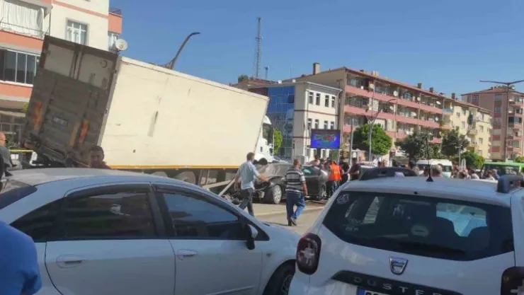 Yozgat'ta freni patlayan kamyon 8 araca çarptı, 3 kişi yaralandı