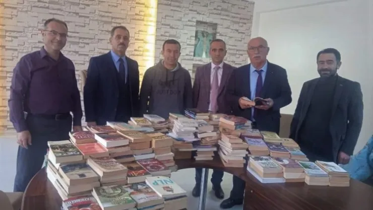 Yozgat'ta özel güvenlik görevlisi bine yakın kitabını bağışladı