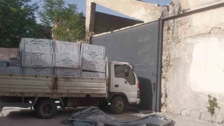 Yük indirirken kamyonetten düşen adam ağır yaralandı