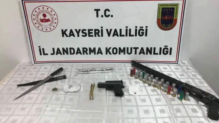 Zehir taciri jandarmadan kaçamadı