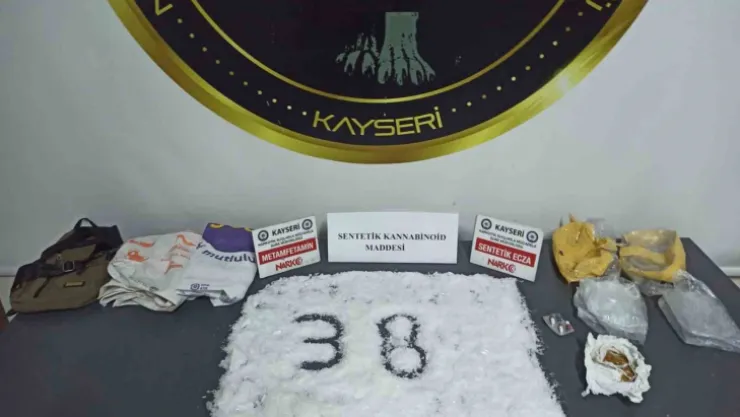 Zehir taciri 1 kilo 26 gram uyuşturucuyla yakalandı