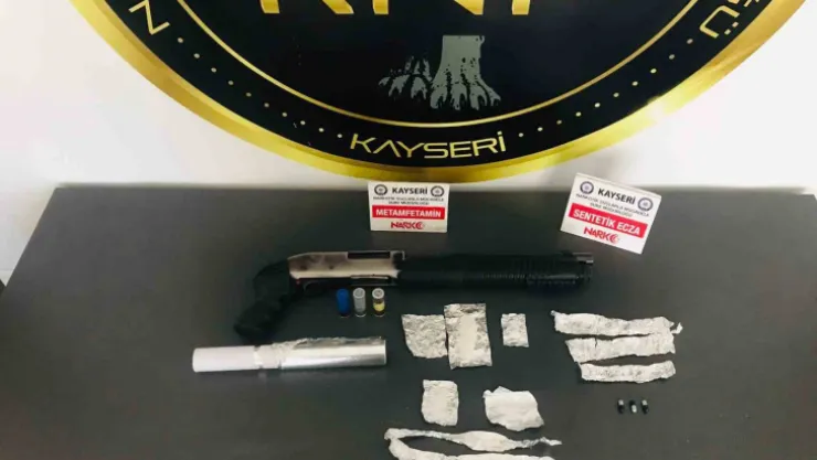 Zehir tacirleri polisten kaçamadı