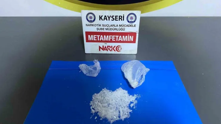 Zehir tacirleri polisten kaçamadı