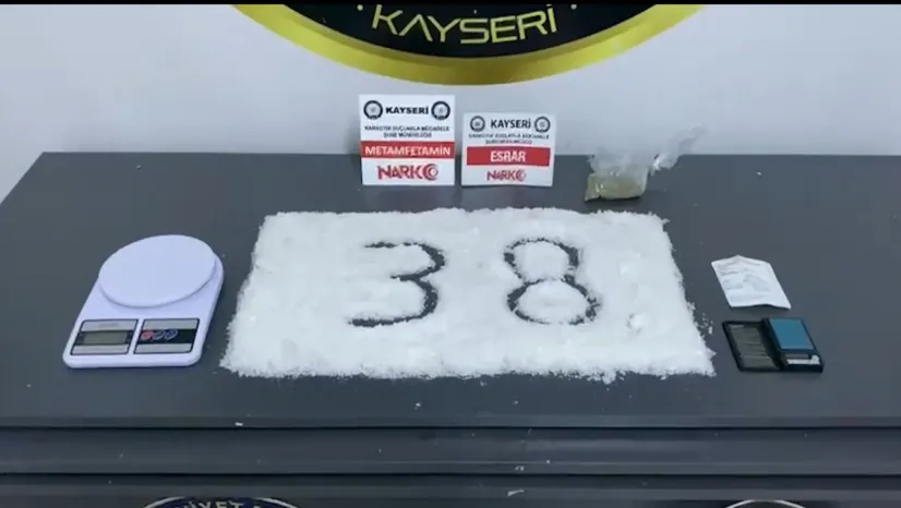 2 Uyuşturucu taciri 1.5 kilo uyuşturucu ile yakalandı