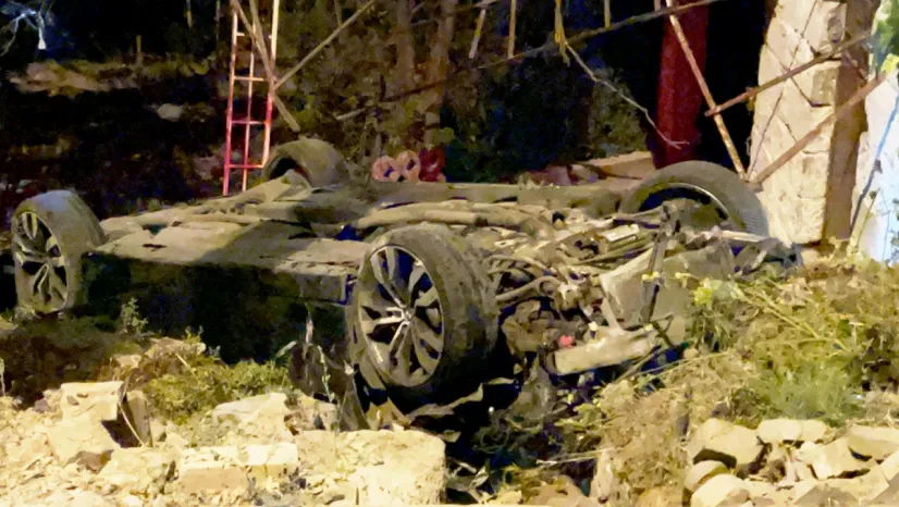 Ali Dağı rampasında seyreden lüks otomobil evin bahçesine uçtu