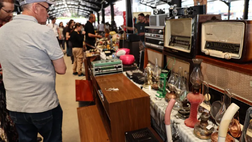 Antikacılar, Kendi Yerinde Kendi Gününde