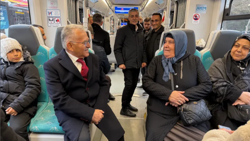 Başkan Büyükkılıç,  Tramvay Yolcularıyla Sohbet Etti
