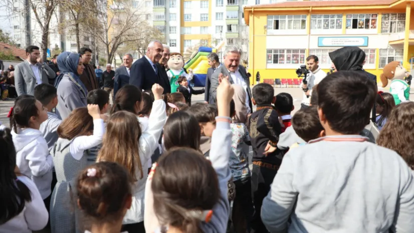 Başkan Palancıoğlu, okul etkinliklerinde öğrencileri yalnız bırakmadı
