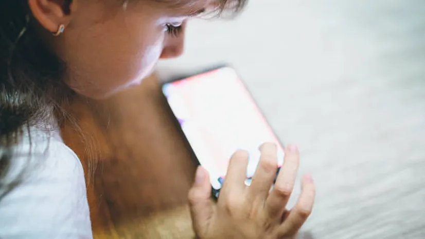 Çocukların savaş ve doğal afet haberlerine kolay erişebilmesi hakkında ne yapılabilir?