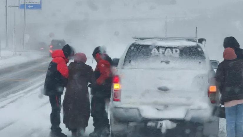 Erciyes yolunda mahsur kalan araçlara AFAD ekipleri müdahale etti