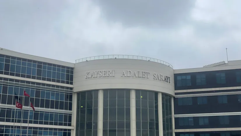 İki sanığın yağma ve hürriyeti tehdit suçundan yargılanmalarına başlandı