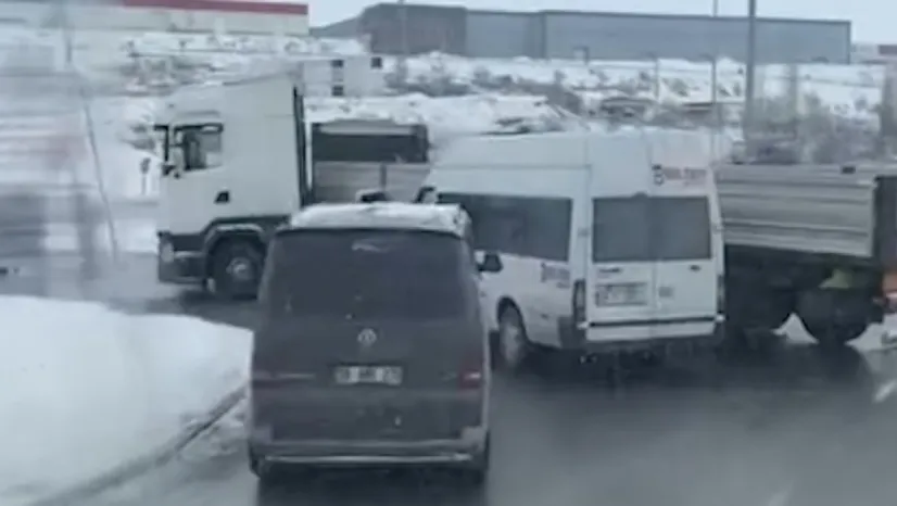 İşçi servisiyle TIR'ın karıştığı kazada 11 kişi yaralandı