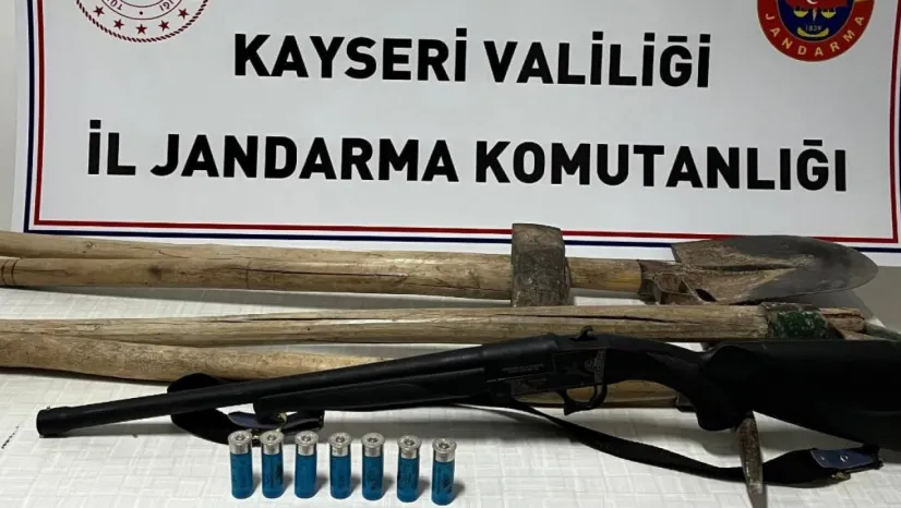 Jandarma ekipleri tarafından izinsiz kazı yapan 2 kişi yakalandı