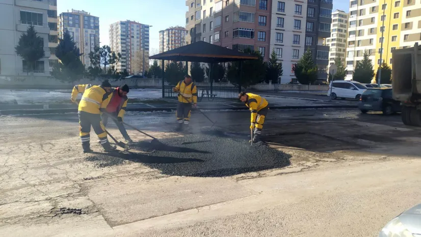 Kar, buz ve tuzun tahrip ettiği yollar tamir ediliyor