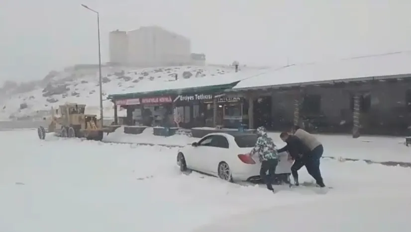 Kar yağışı bazı bölgelerde ulaşımı zorlaştırdı