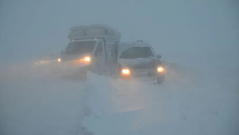 Kar yağışında mahsur kalan aile polis ekiplerince kurtarıldı