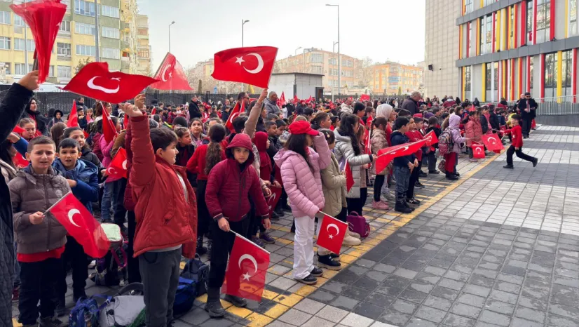 Kaymakam Ermiş, 'Çocuklarımız bugün ellerinde bayraklarla eğitim öğretime başladılar'