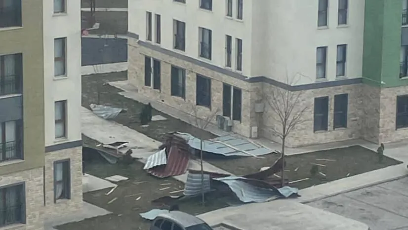 Kayseri'de kuvvetli rüzgar etkili oldu: Çatılar uçtu, levhalar zarar gördü