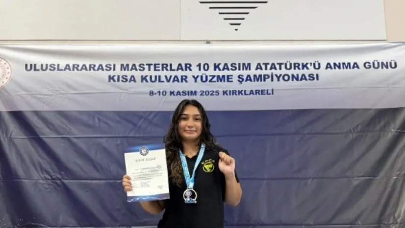 Kayserili Sudenas,   Kısa Kulvar Yüzme Şampiyonası'nda 3 rekor kırdı