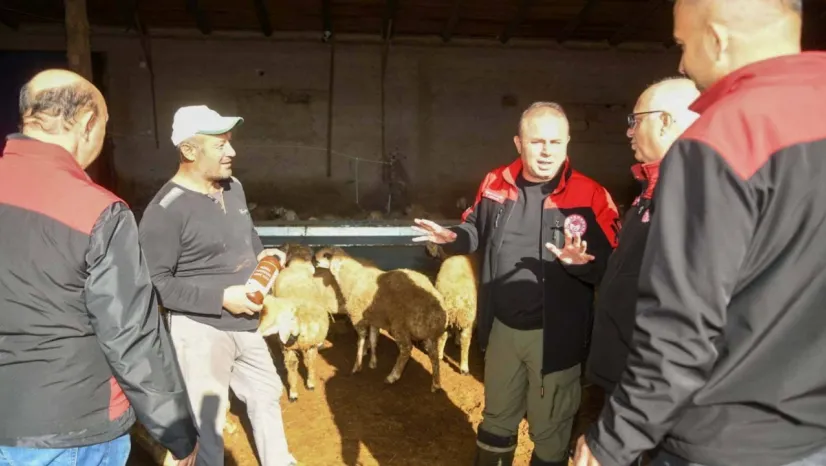 Müdür Saklav'dan üreticiye dezenfektan dağıtımı