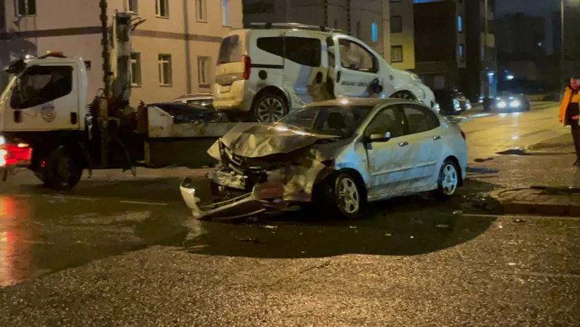 Otomobil ile hafif ticari araç çarpıştı: 4 yaralı