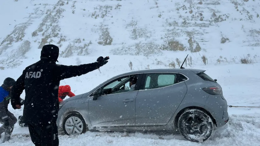 Pınarbaşı-Sarız arası yolda kalan araçlar kurtarıldı